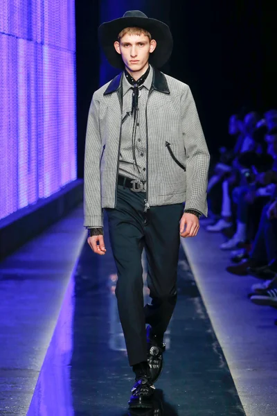 Look 10